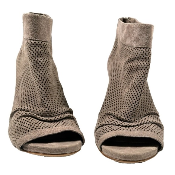 Vince Camuto Cosima Ankle Bootie Suede Open Toe Stacked Heel Women's Size 8 - Picture 2 of 10